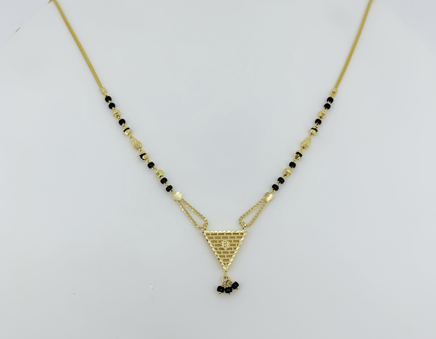 Refined Gold Mangalsutra Pendant Set