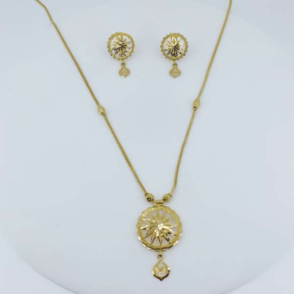 Classic Gold Floral Disc Pendant Set