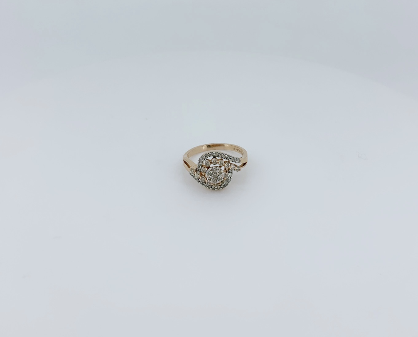 Radiant Bloom Diamond Ring / Glorious Cocktail Look Diamond Ring