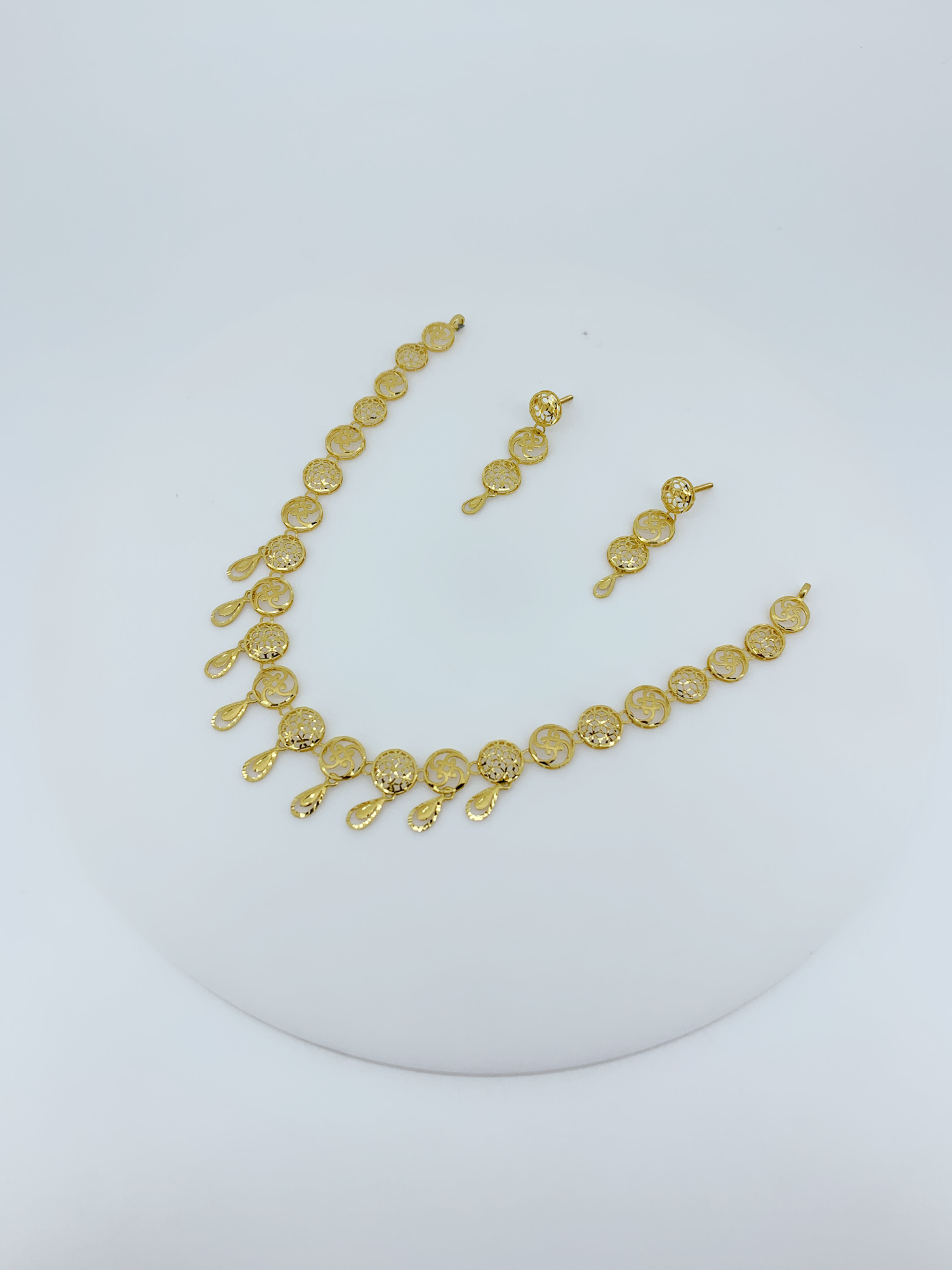 Timeless Indian Gold Necklace Set with Drop Hangings - Image 4