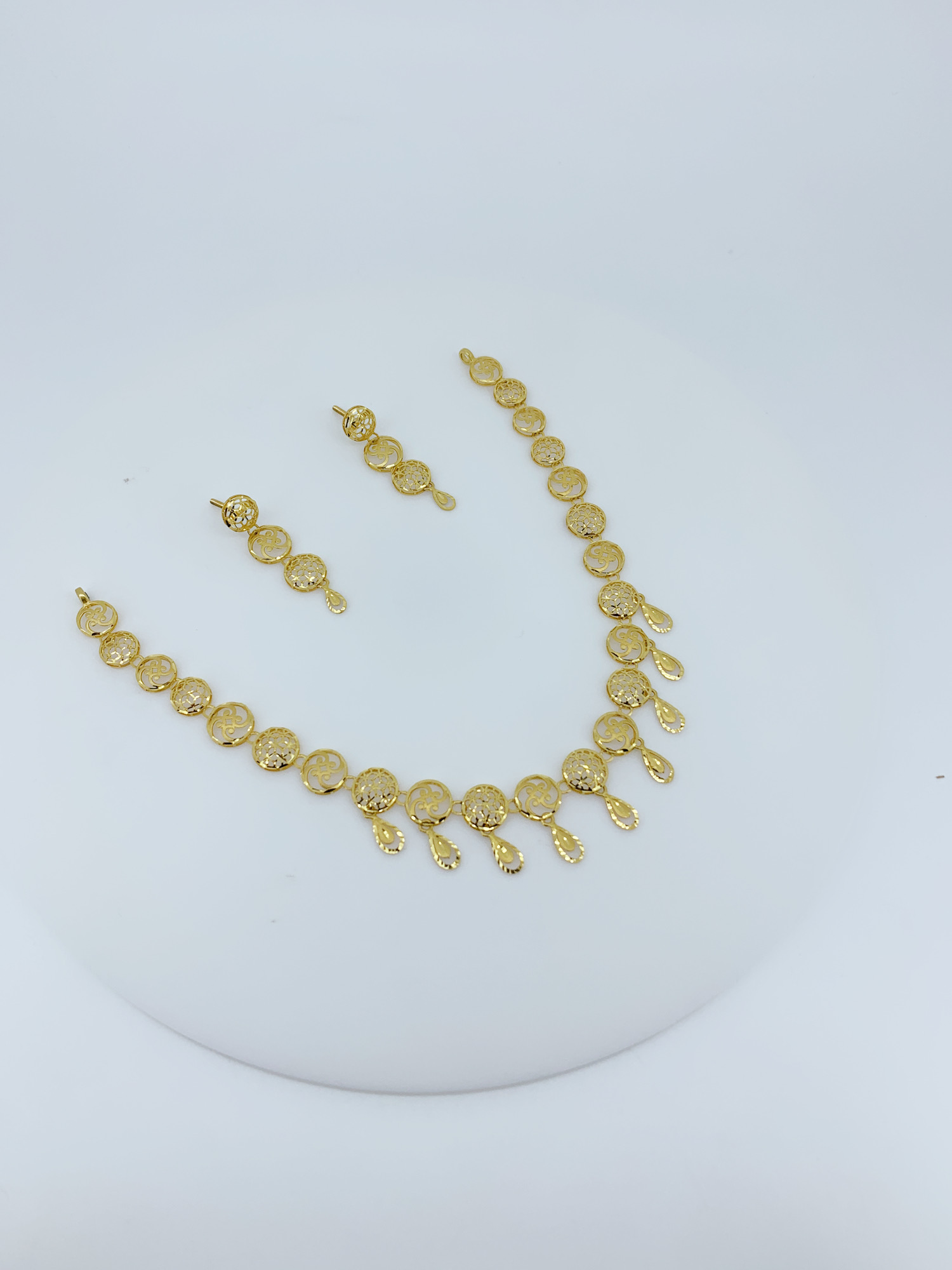 Timeless Indian Gold Necklace Set with Drop Hangings