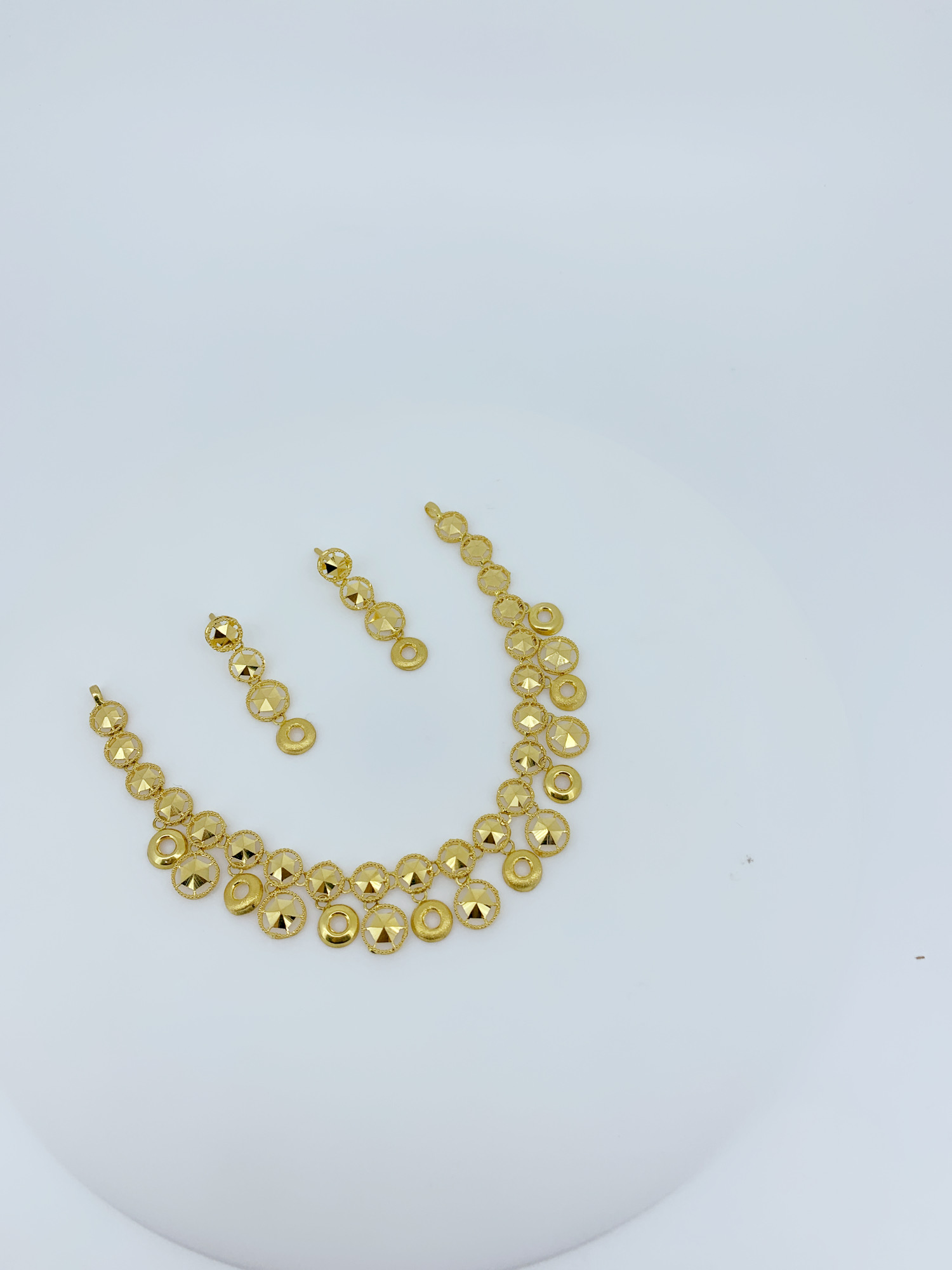 Timeless Indian Gold Necklace Set with Drop Hangings - Image 2