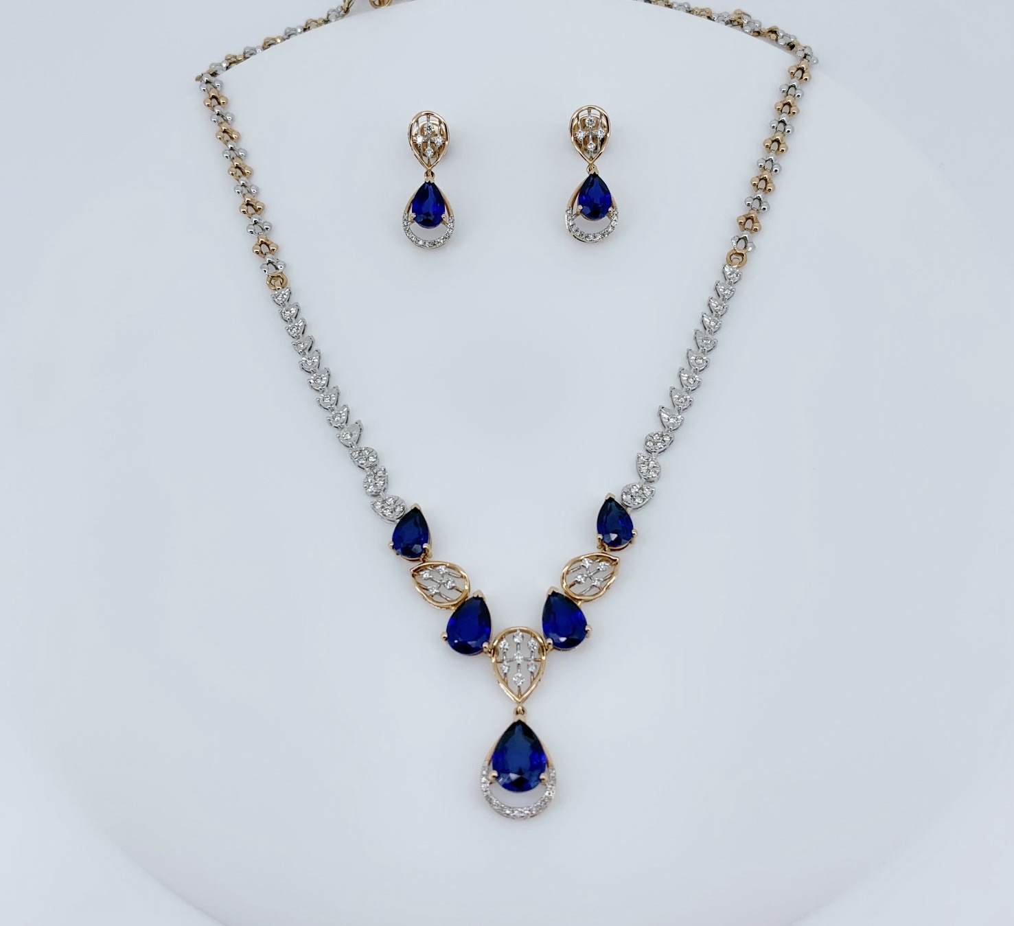 Royal Teardrop Grace Diamond Set